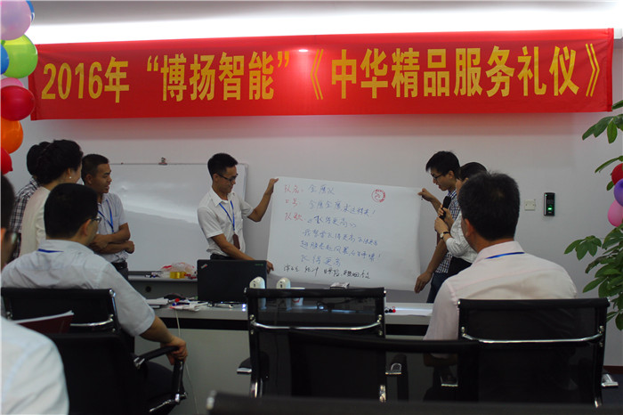 圖為金鷹隊在展示自己隊名、口號、隊歌、隊旗。